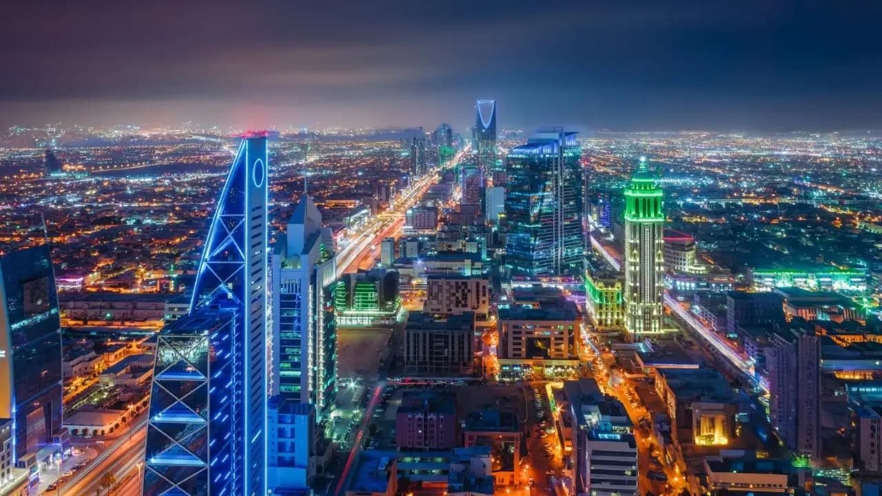 مشهد ليلي لمنطقة الملك عبدالله الاقتصادية في الرياض
