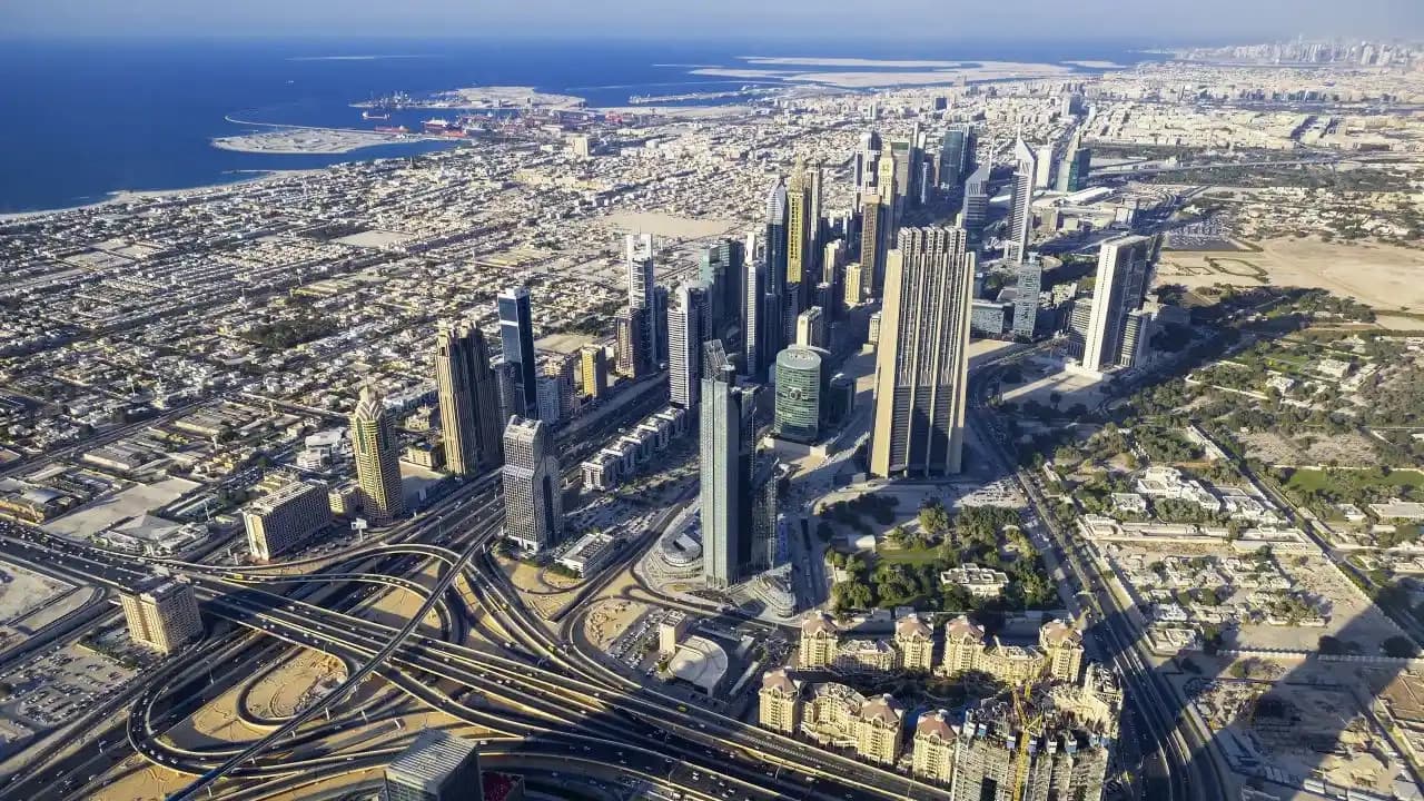 منظر جوي لمدينة دبي من ناطحة سحاب - سكاي لاين العقارية