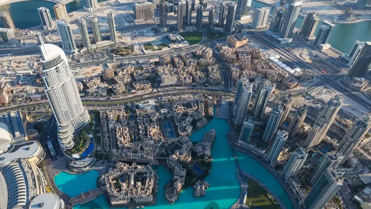 منظر جوي لمدينة دبي من على إحدى ناطحات السحاب